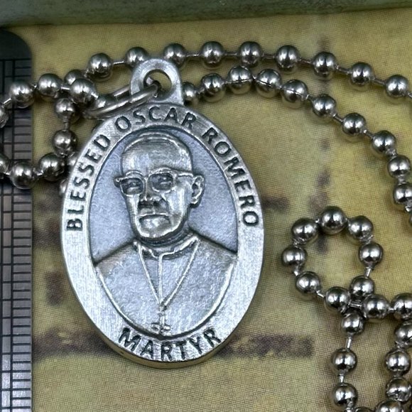 Estate Blessed Oscar Romero Martyr Religious Medal Steel Chain Charm Necklace - Picture 1 of 5